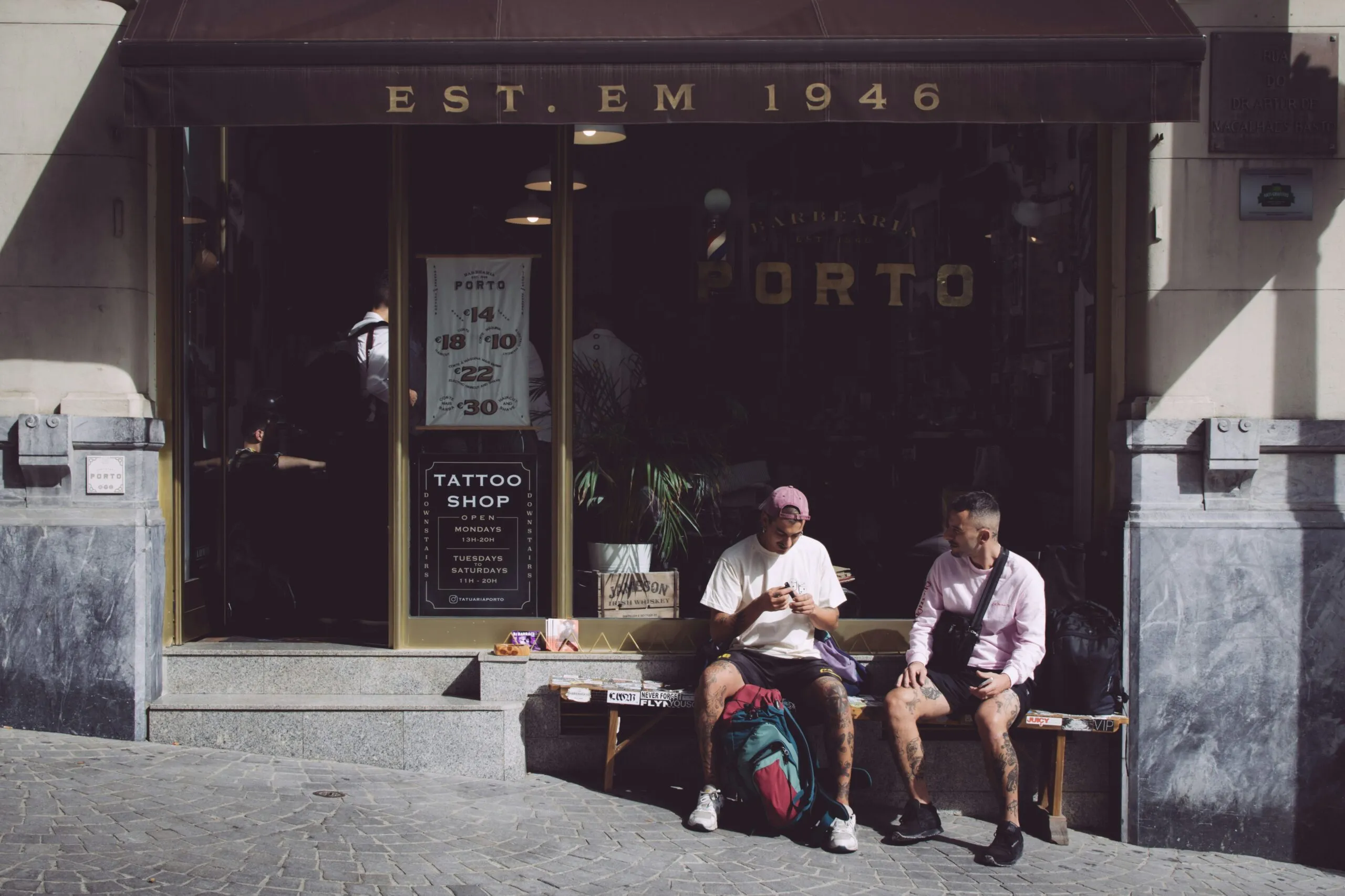 Two strangers meeting in front of a cafe